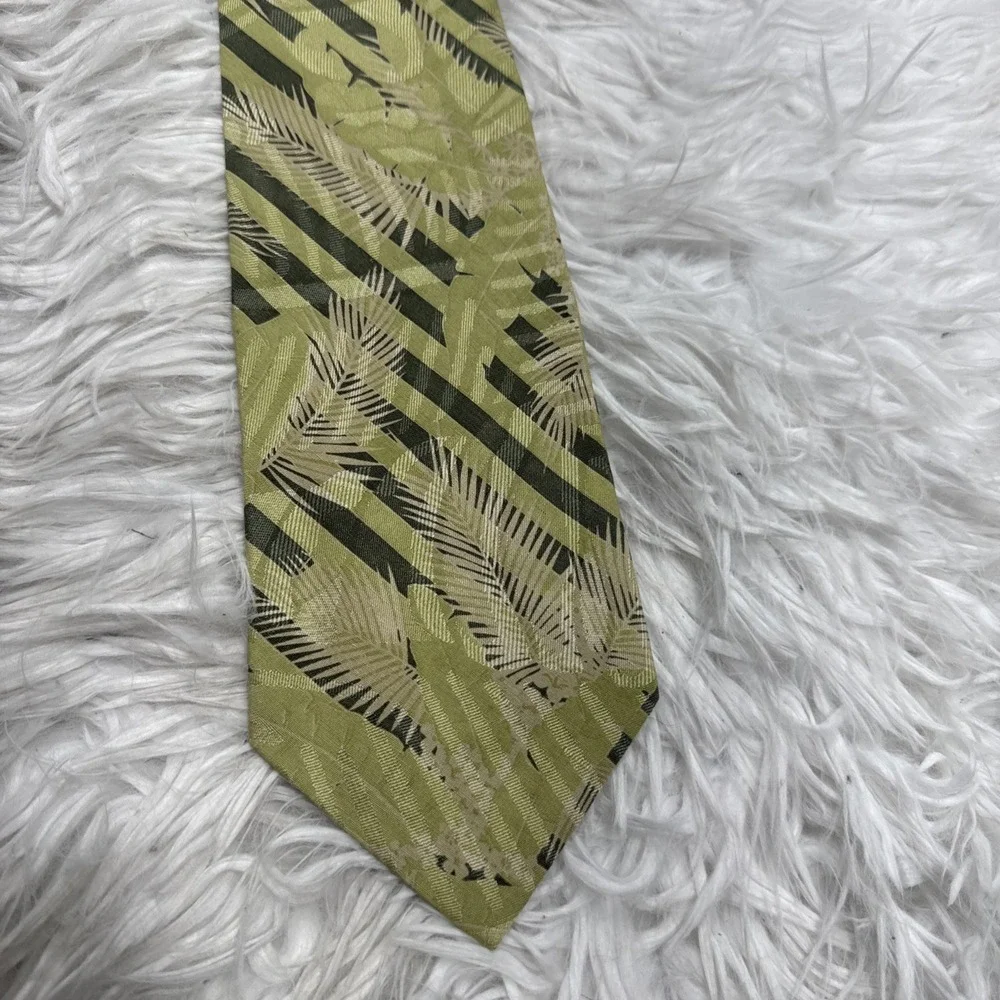 Tommy Bahama Men Floral Necktie Palm Tree Tropical Hand Made 100% Silk Tie Green